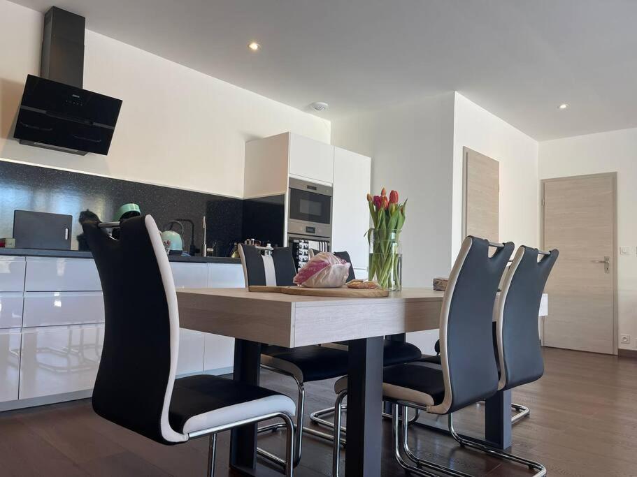 Brand New Villa With Fully Intergrated Air Conditioning & Private Pool, Overlooking Forest Sardan Buitenkant foto