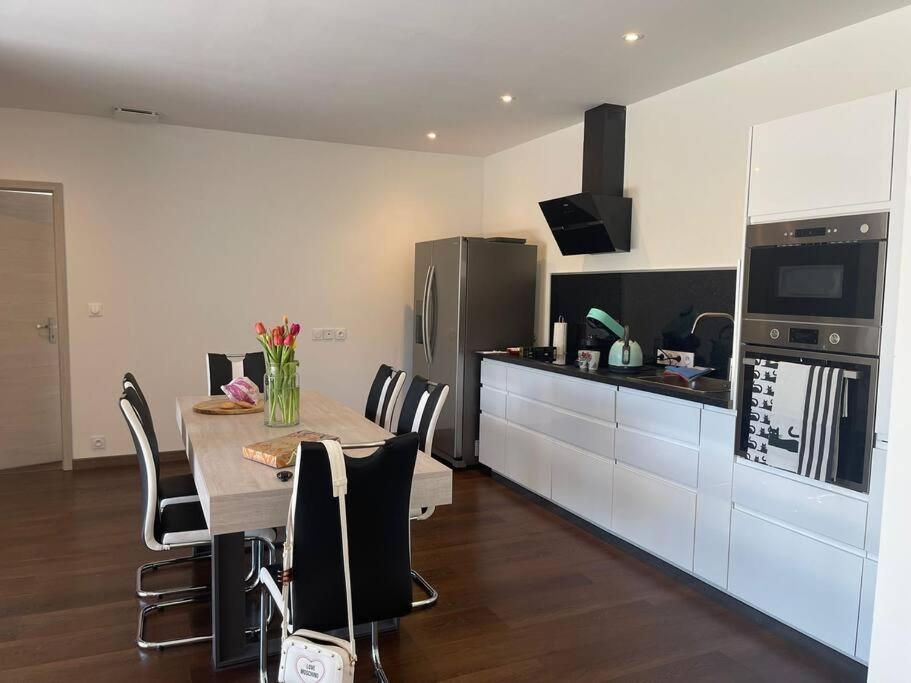 Brand New Villa With Fully Intergrated Air Conditioning & Private Pool, Overlooking Forest Sardan Buitenkant foto