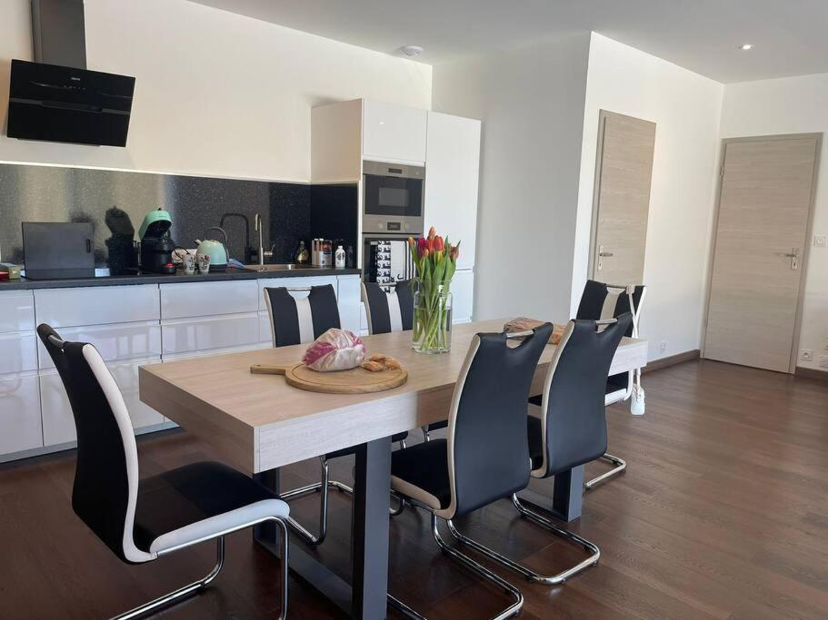 Brand New Villa With Fully Intergrated Air Conditioning & Private Pool, Overlooking Forest Sardan Buitenkant foto